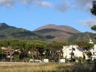 � la storia di San Sebastiano al Vesuvio, centro di 9mila anime in provincia di Napoli che, come dice il suo nome, � situato ai piedi dell�attivo e pericoloso vulcano campano